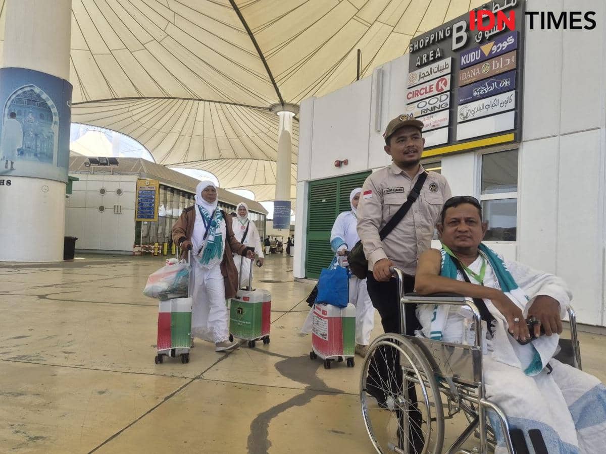 Petugas PPIH membantu jemaah haji Indonesia dengan mendorong kursi roda di Bandara Internasional King Abdulaziz, Jeddah.