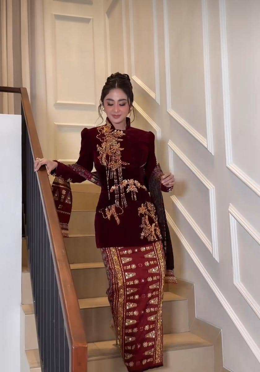Gaya Tamu Artis di Ngunduh Mantu Kedua Anak Soimah (instagram.com/dewiperssik6)