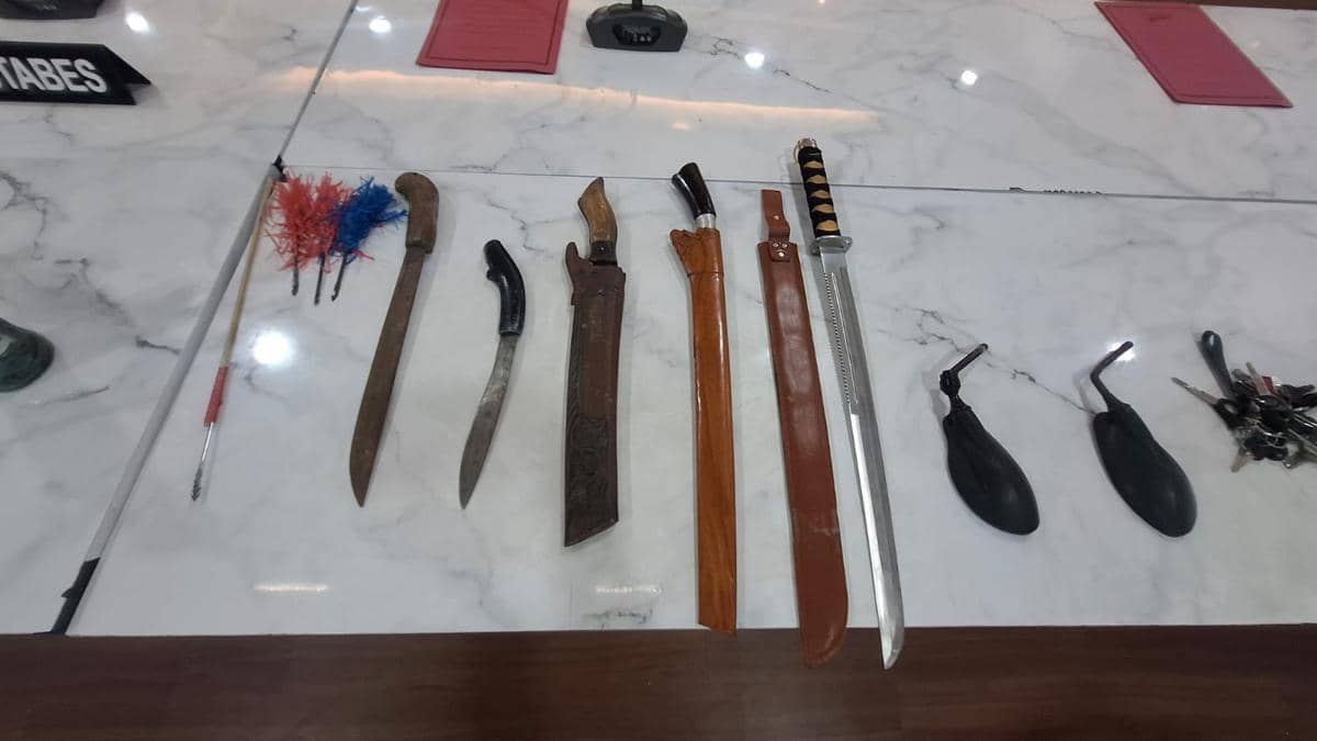 Barang bukti berbagai jenis senjata tajam yang disita Polrestabes Makassar, Sabtu (9/5/2026). IDN Times/Darsil Yahya