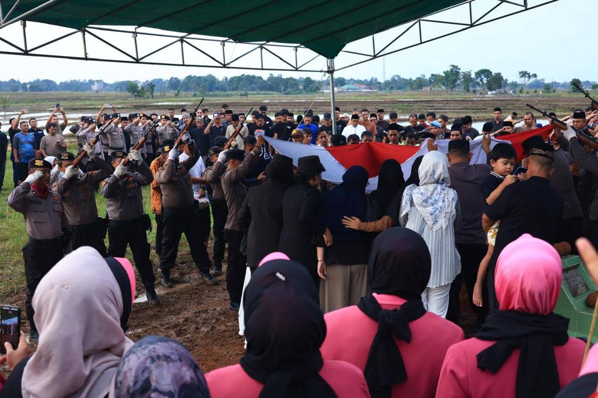 Suasana Haru Selimuti Upacara Pemakaman Bripka Anumerta Arya Supena