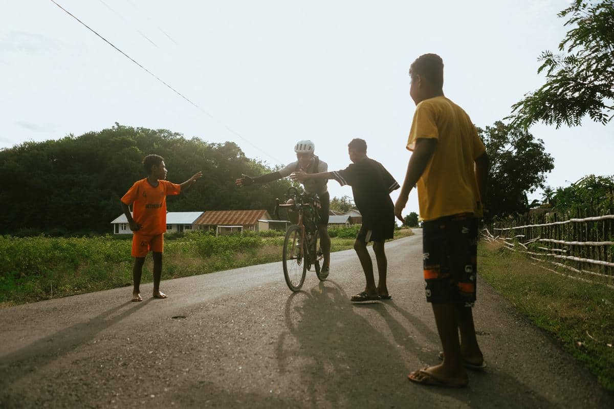 Juney Hanafi, pemenang Lintang Flores 2026, disambut penggagas ajang ini, Renaldus Iwan Sumarta, di garis finis Ta'aktana Labuan Bajo. (Dok. Lintang Flores).