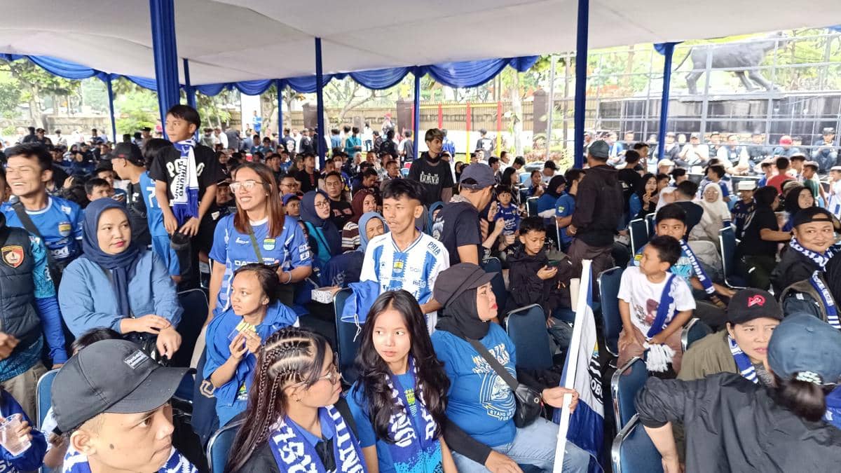 Warga Ramaikan Nobar Persib di Kantor Polrestabes Bandung