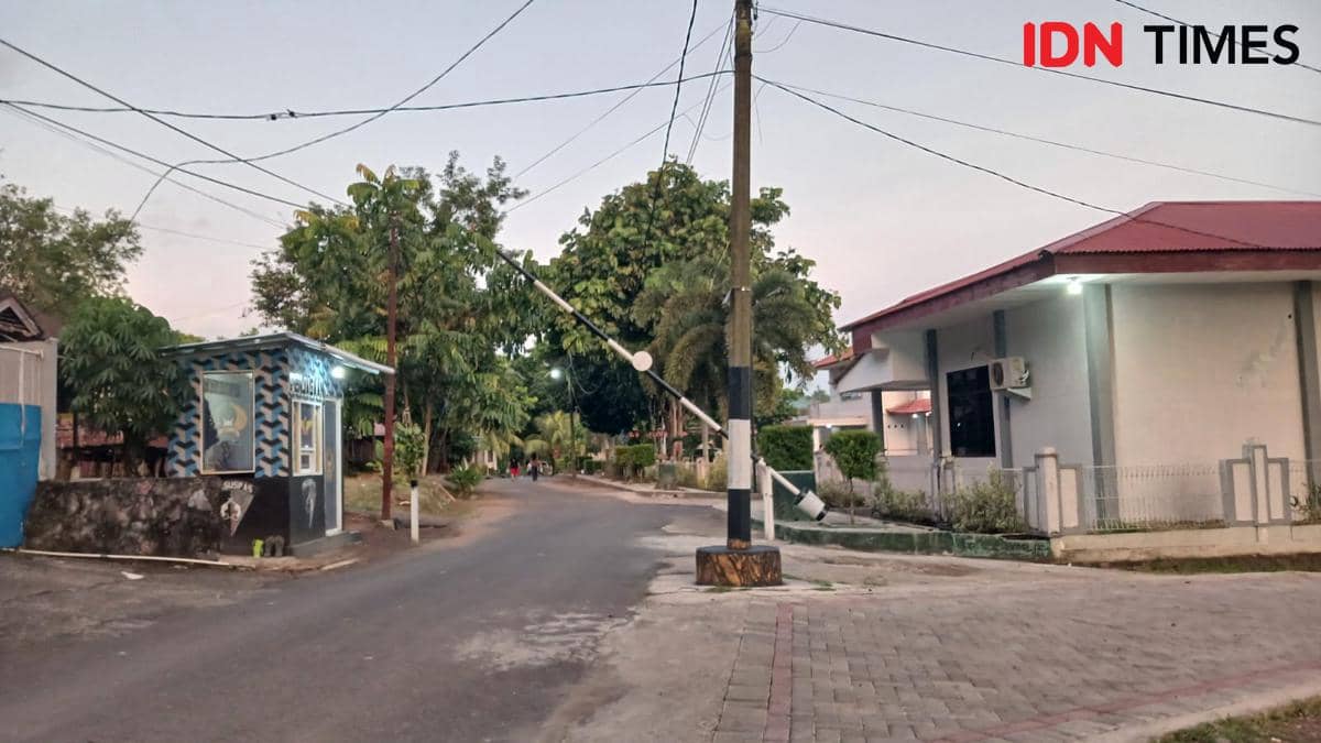 Gerbang masuk Rutan Kelas IIA Manado di Jalan Cenderawasih, Kelurahan Malendeng, dengan pos penjagaan dan jalan berpohon rindang.
