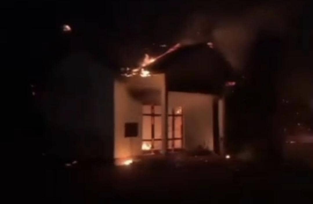 Bara di Tengah Konflik Adonara, 9 Rumah Hangus dan Ratusan Aparat Disiagakan