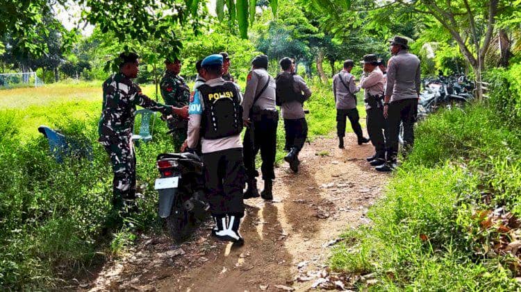 Petugas polisi dan aparat keamanan melakukan patroli di jalan tanah yang dikelilingi pepohonan di Flores Timur, NTT, pascakonflik Adonara Timur.