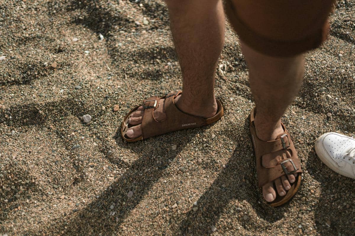 ilustrasi sandal hiking