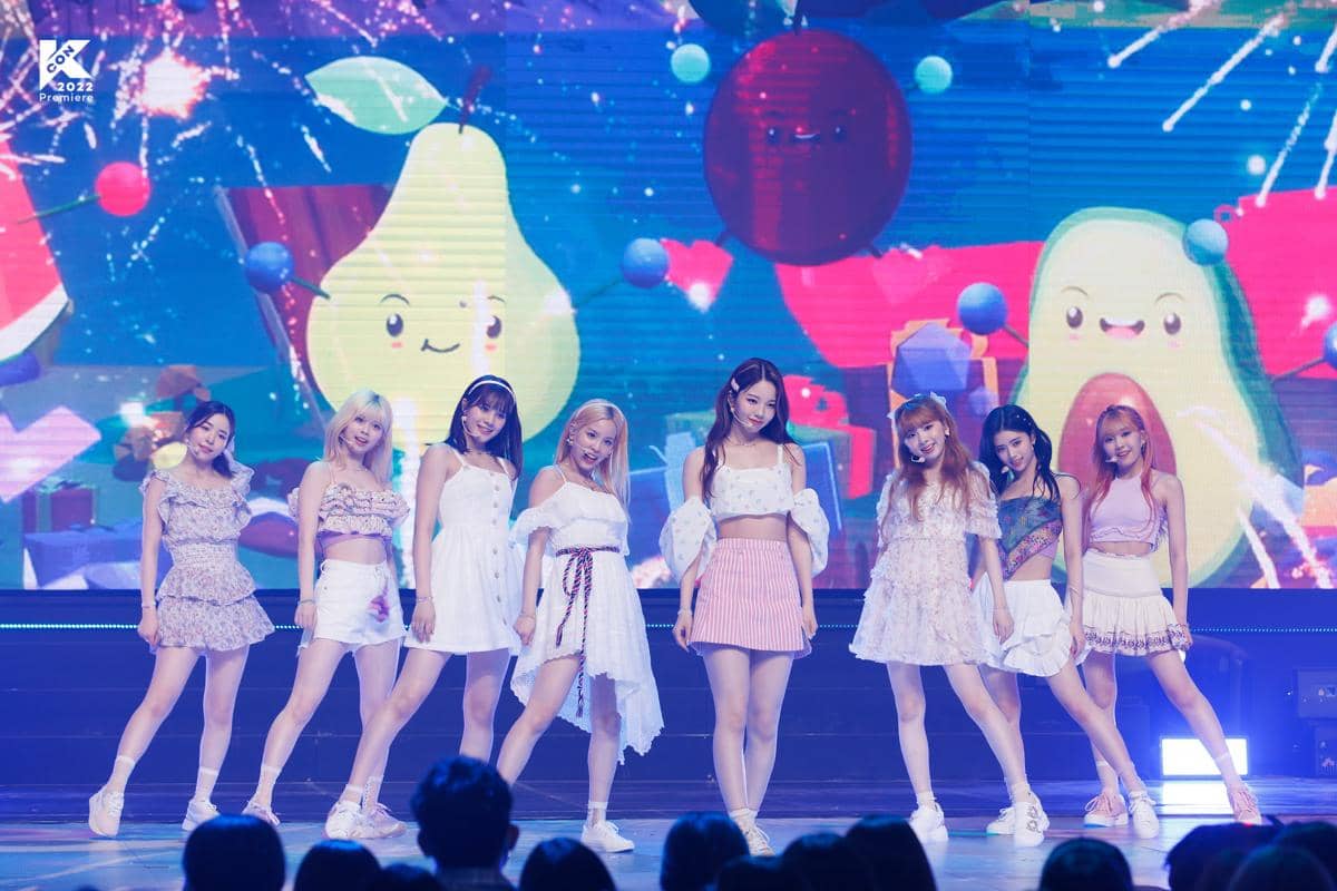 penampilan NiziU membawakan "Dance The Night Away" milik TWICE di acara KCON 2022 dengan delapan member, karena Rio kala itu tak bisa berpartisipasi akibat masalah kesehatan