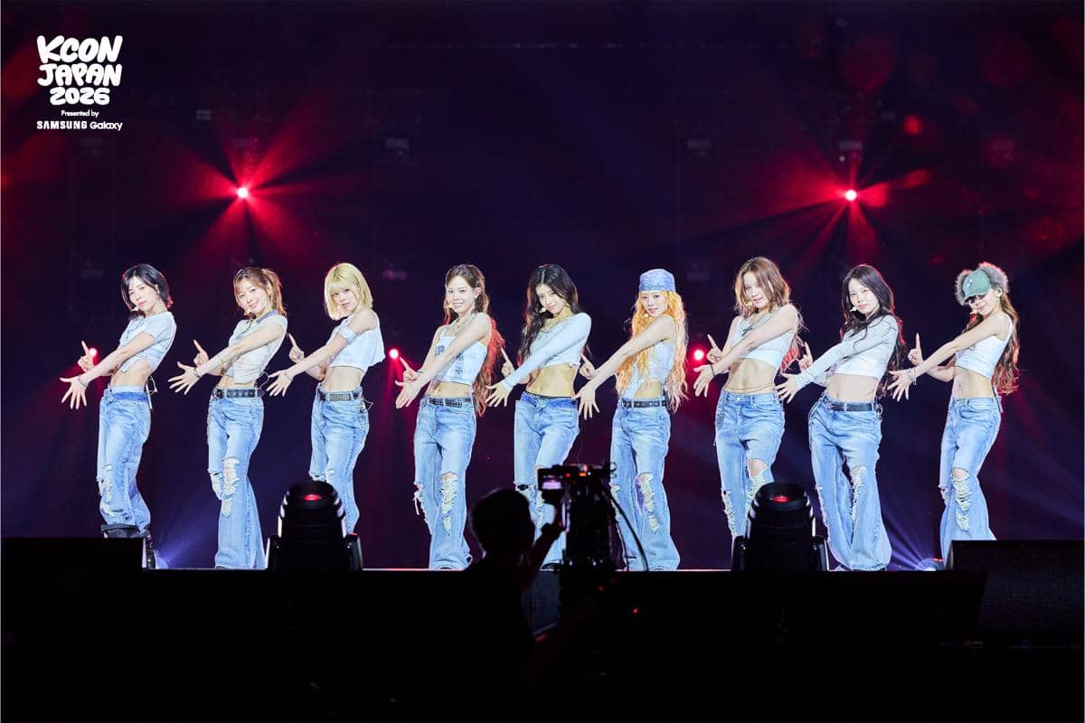 penampilan NiziU membawakan "THIS IS FOR" milik TWICE di acara KCON JAPAN 2026