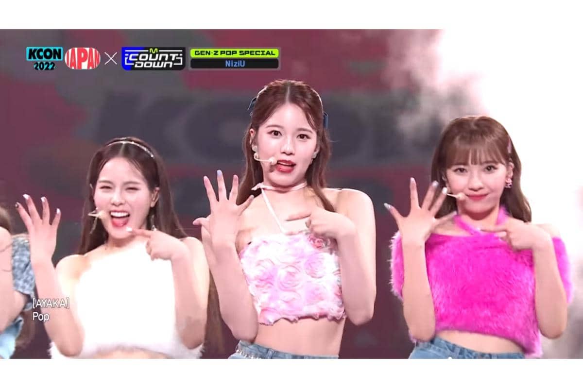 penampilan NiziU membawakan "POP!" milik Nayeon TWICE