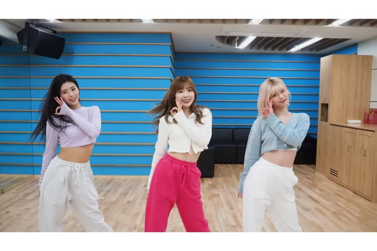 penampilan dance cover singkat Rima, Miihi, dan Riku NiziU saat menarikan "YES or YES" milik TWICE
