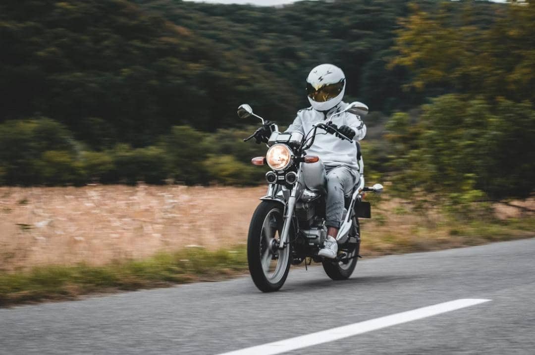 4 Cara Aman Berkendara Motor di Jalan Raya, Jangan Dilewatkan!