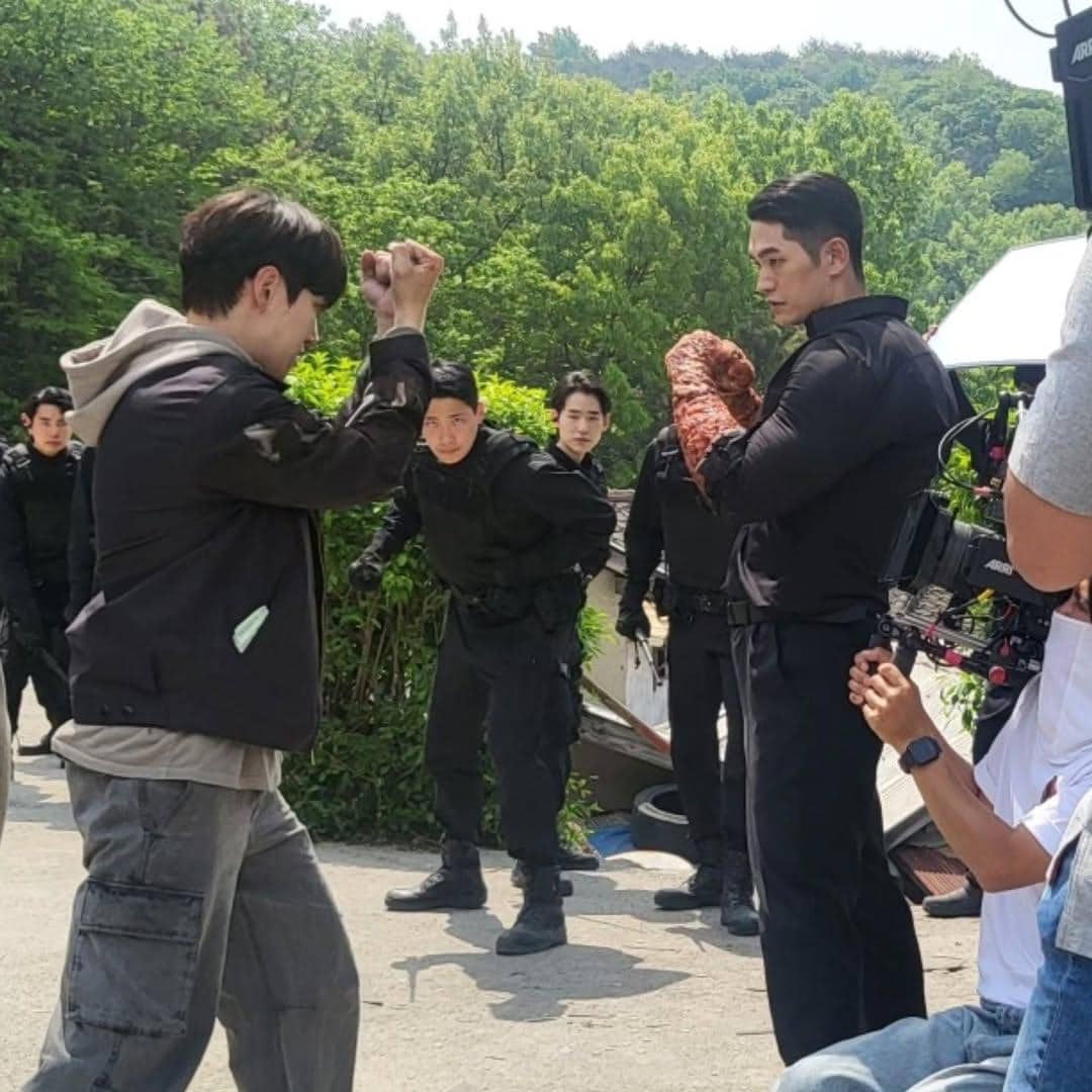 potret Lee Jun Ho dan Kang Sang Jun saat syuting drama Cashero