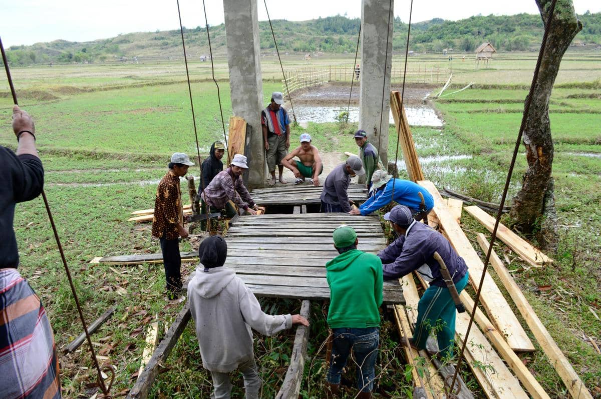 ilustrasi masyarakat desa sedang gotong royong