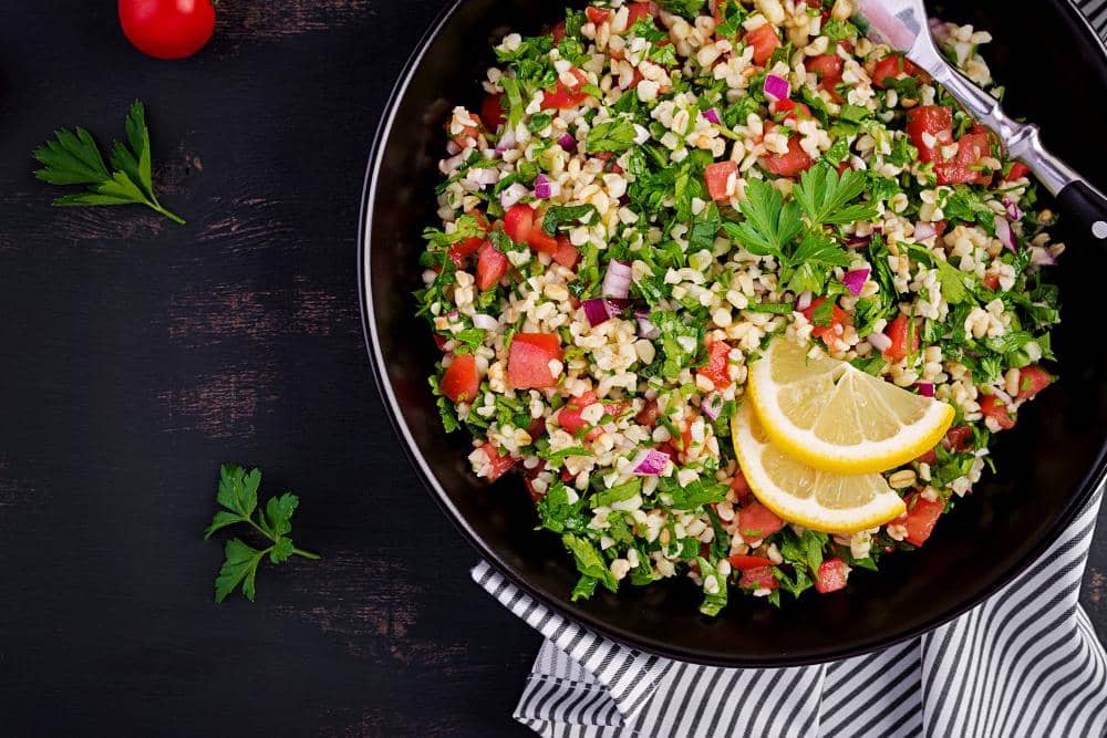 ilustrasi sajian salad tabbouleh
