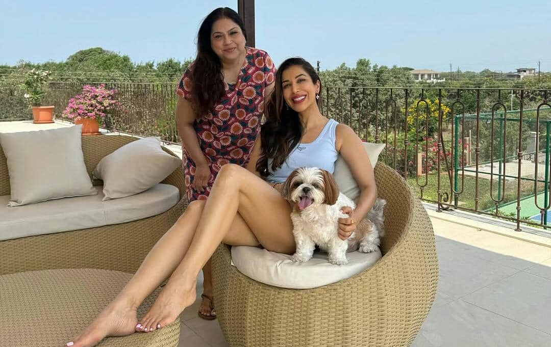 14 Potret Sophie Choudry Liburan di Alibaug Bareng Teman Bulu, Seru!