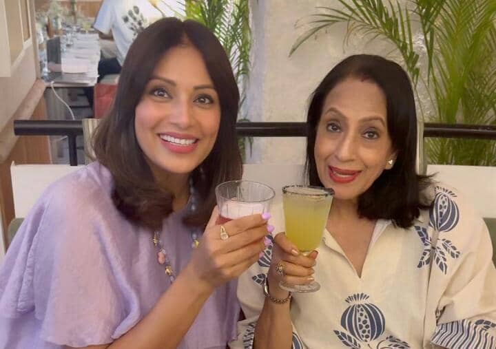 13 Momen Bipasha Basu Rayakan Hari Ibu Internasional, Hangat Pol!