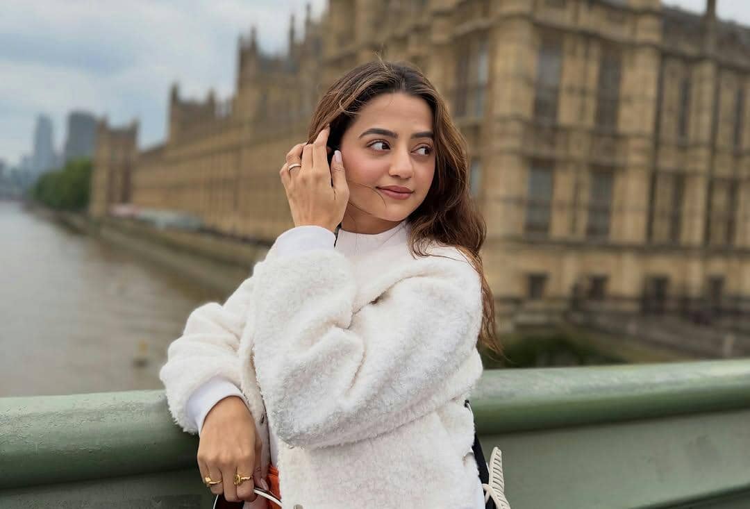 9 Potret Helly Shah Liburan di London, Main ke Buckingham Palace