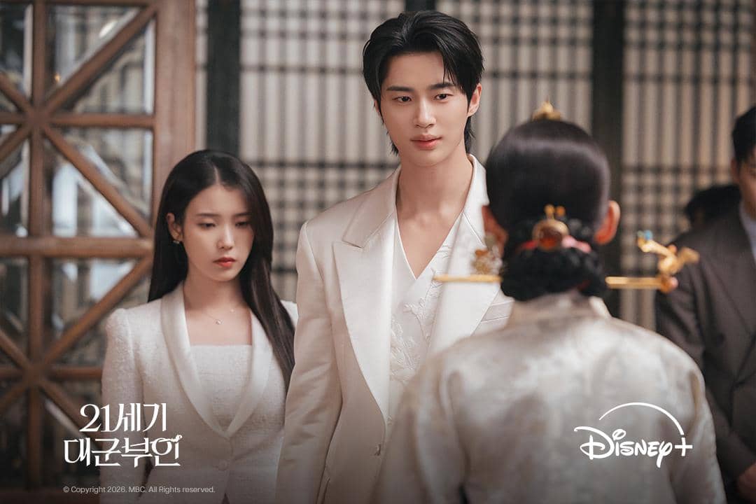 IU dan Byeon Woo Seok di Perfect Crown