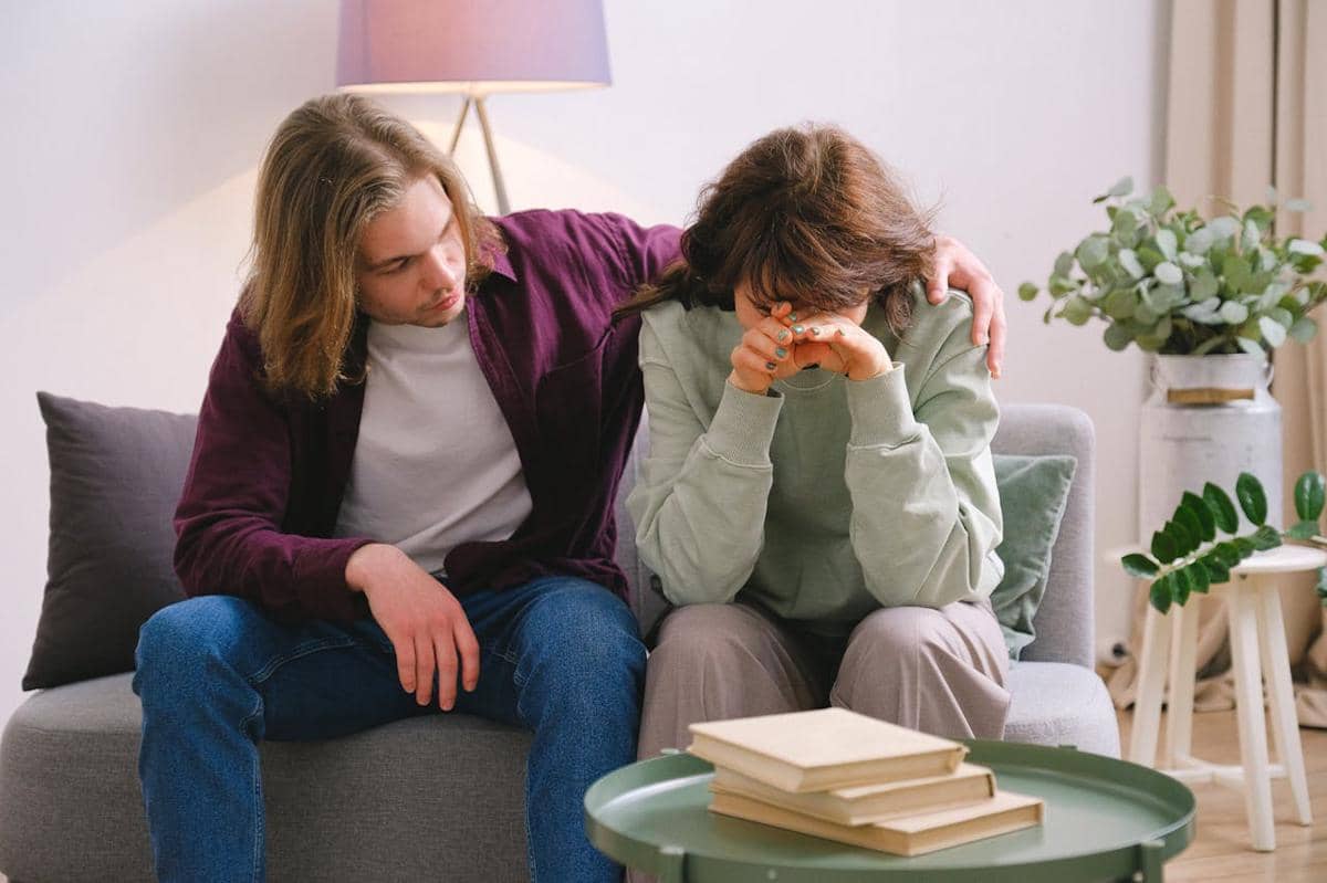 5 MBTI Paling Bisa Menenangkan Pasangan yang Lagi Overthinking