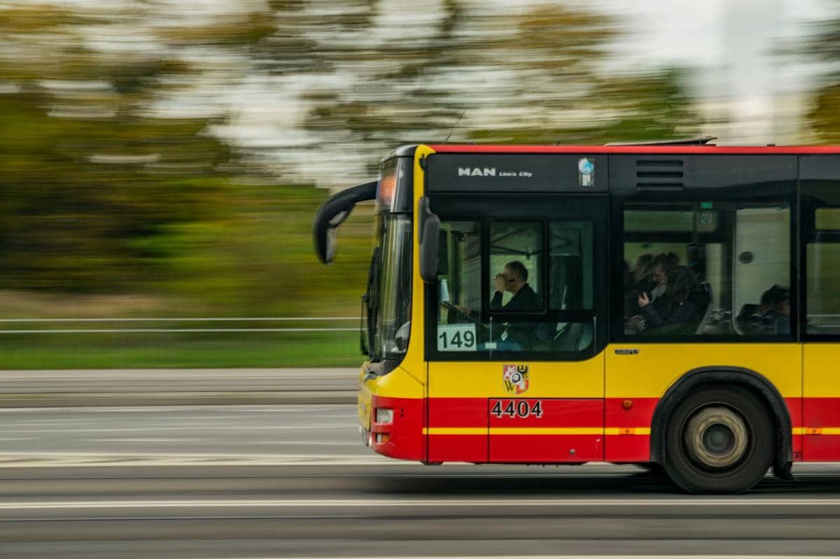 Bus sedang berjalan.