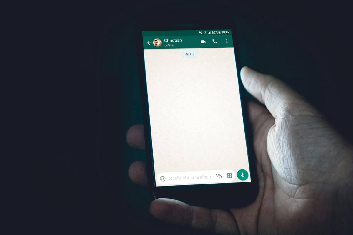 ilustrasi chat WhatsApp