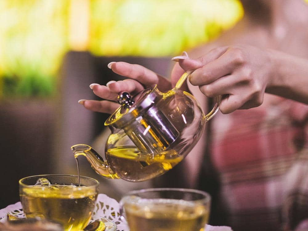 ilustrasi oolong tea yang baru diseduh