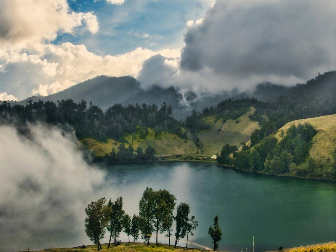 ilustrasi Ranu Kumbolo (unsplash.com/Fajruddin Mudzakkir)