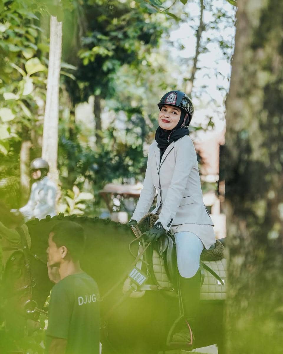 inspirasi outfit olahraga ala Shireen Sungkar 