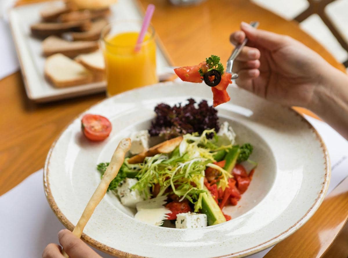 ilustrasi makan salad