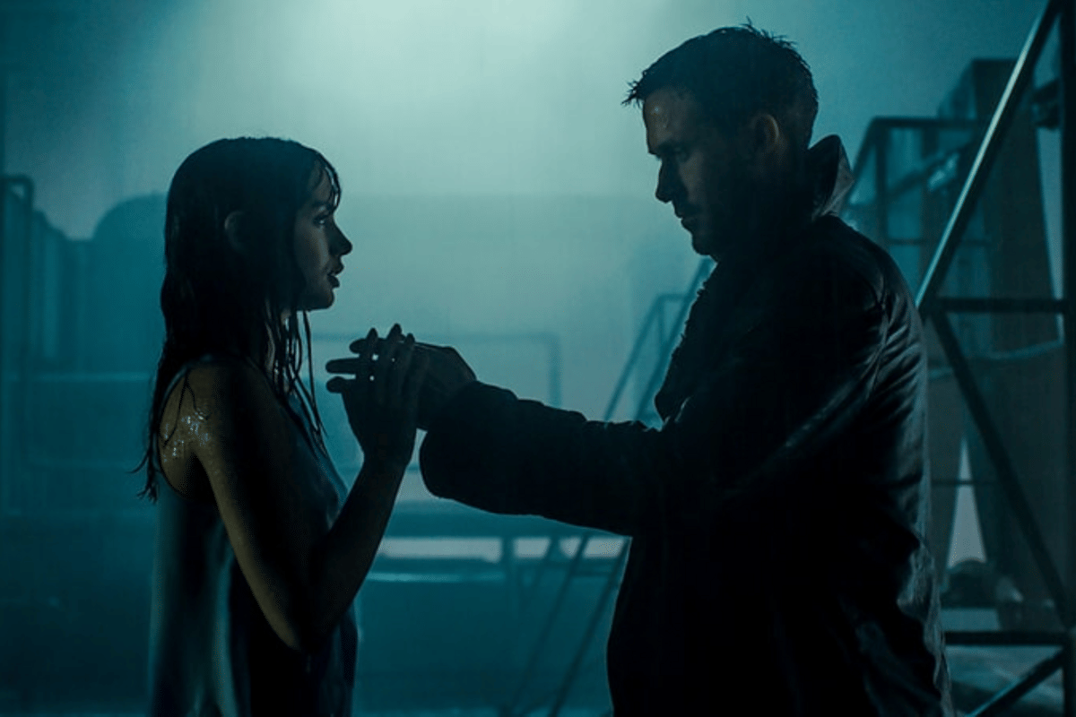 Joi dan K dalam film Blade Runner 2049.