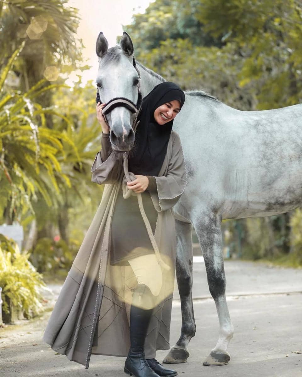 inspirasi outfit olahraga ala Shireen Sungkar