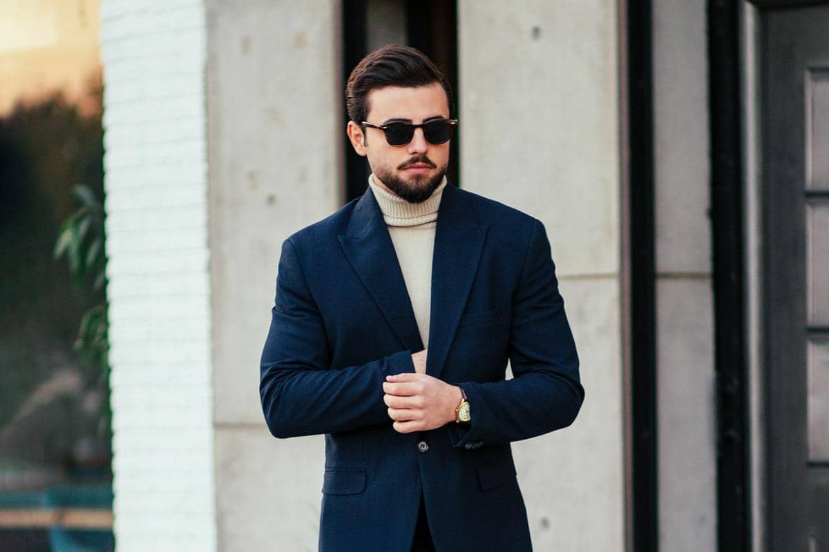 ilustrasi pria memakai setelan blazer dan turtleneck