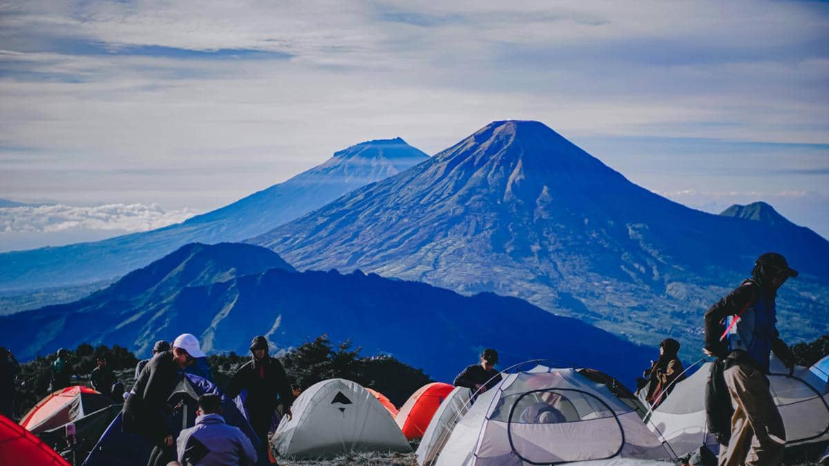 5 Gunung Berapi Aktif di Jawa yang Masih Membuka Pendakian