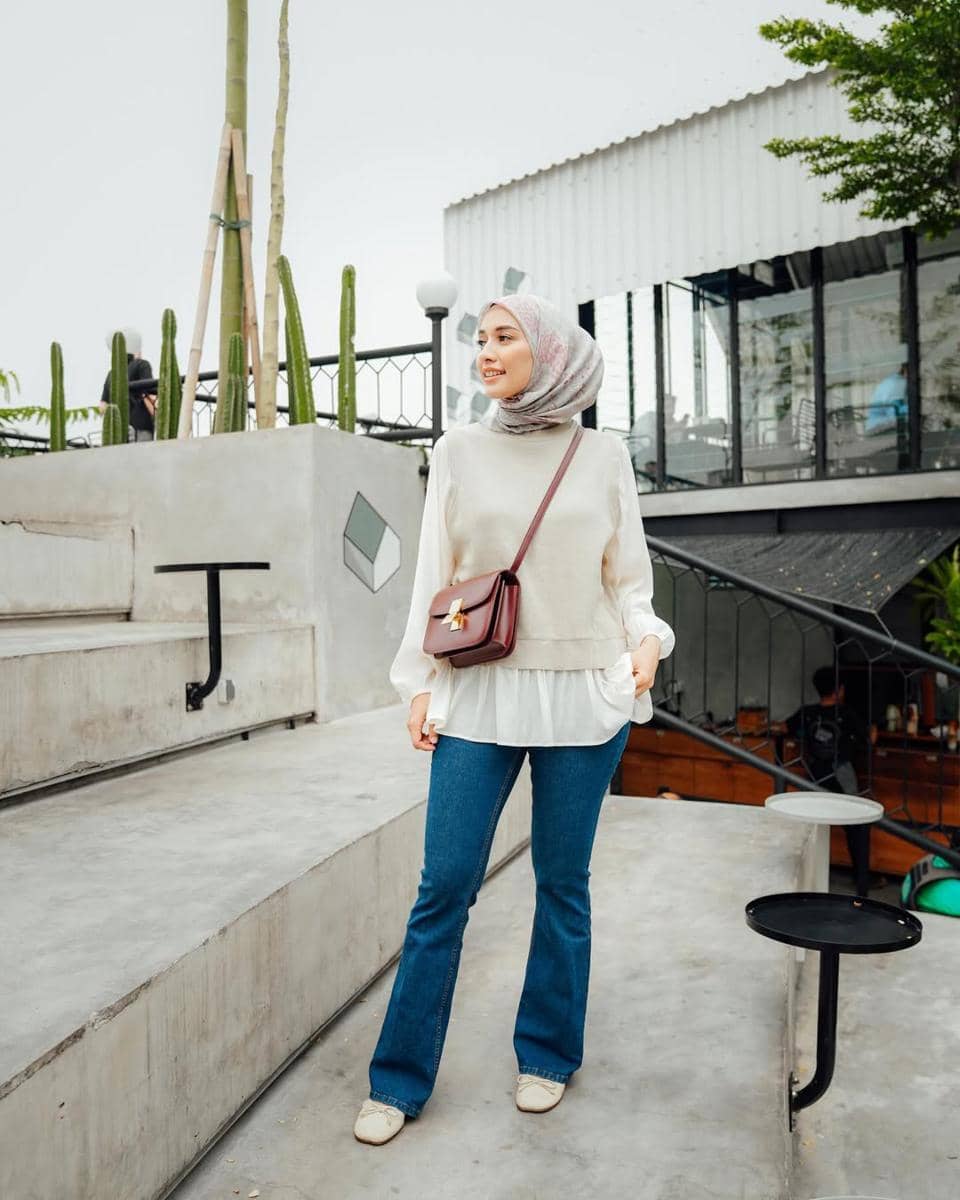 inspirasi padu padan vest kekinian ala Mega Iskanti