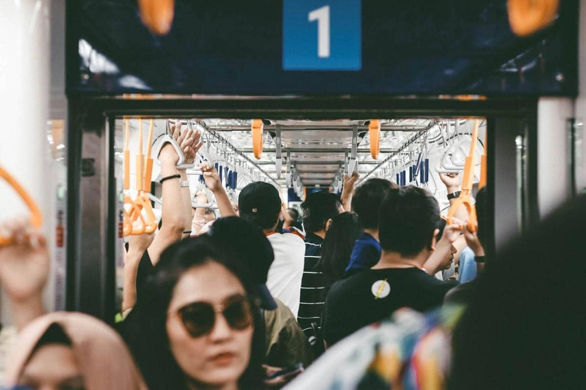 Jebakan Pinjol: Kenapa Anak Muda Indonesia Susah Lepas dari Utang