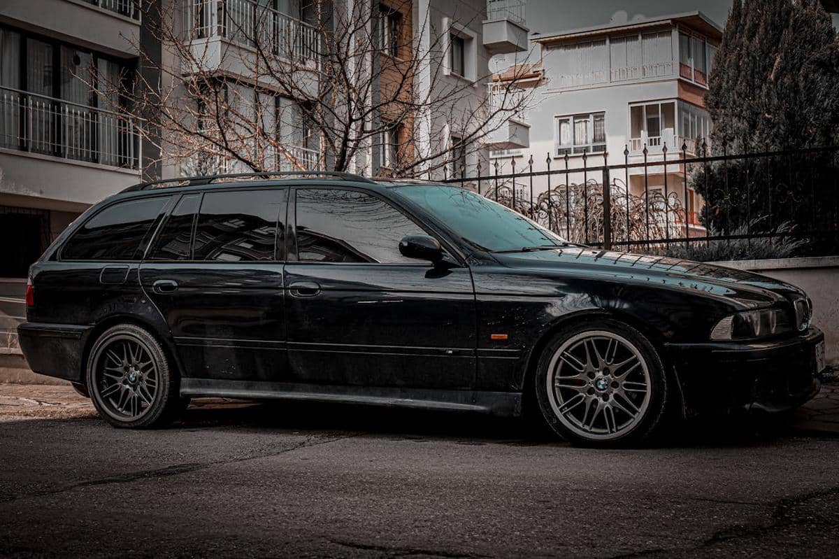 ilustrasi mobil wagon