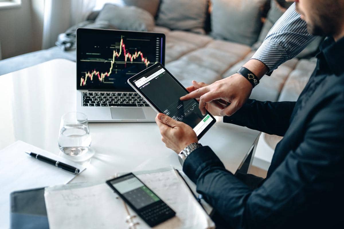 5 Faktor yang Membuat Harga Emas dan Dolar Sering Bergerak Bersamaan