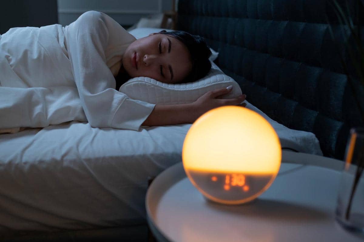 ilustrasi wanita yang sedang tidur dengan lampu tidur 
