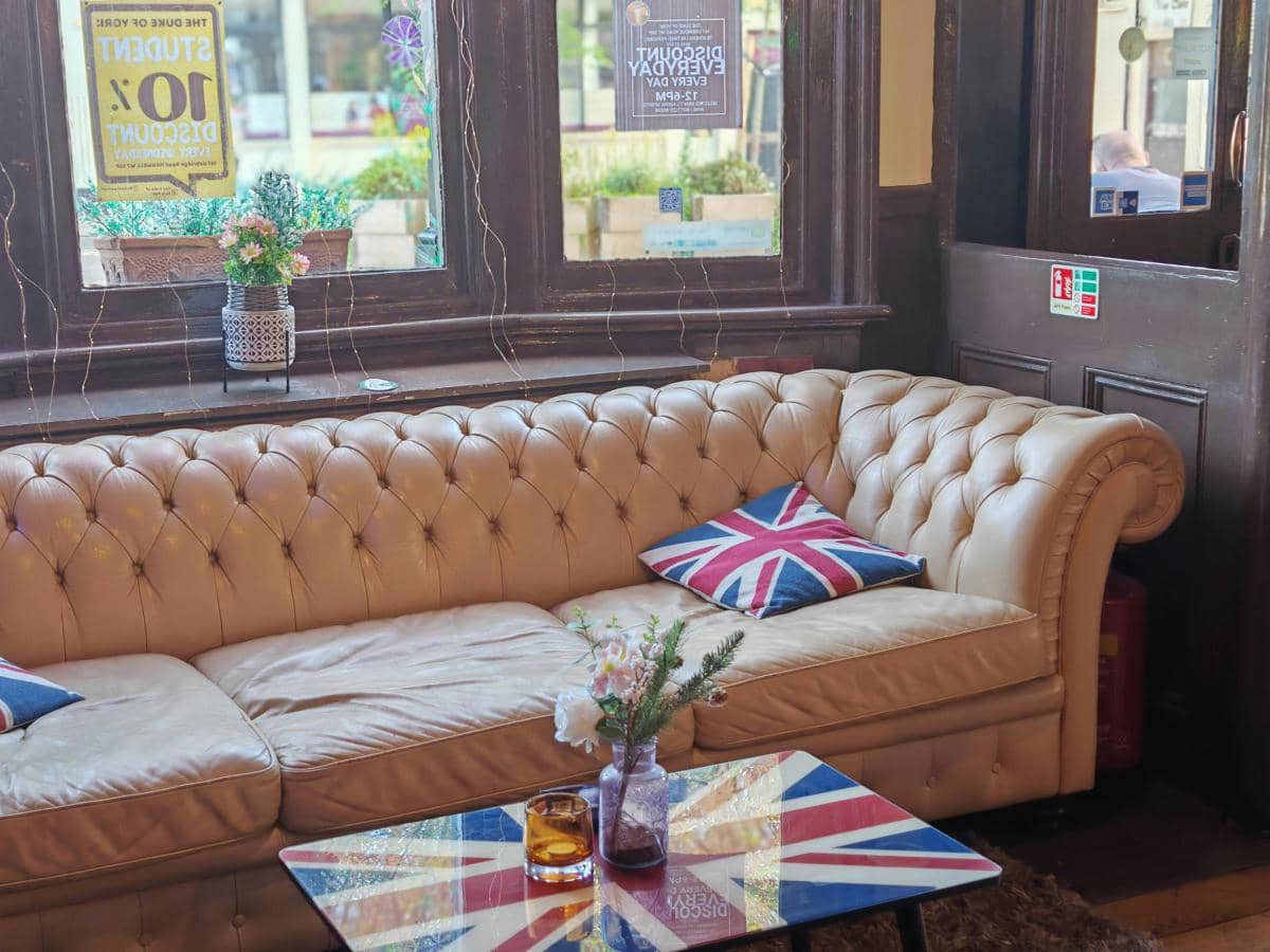 Model dan Warna Sofa yang Bikin Ruang Tamu Terasa Ketinggalan Zaman