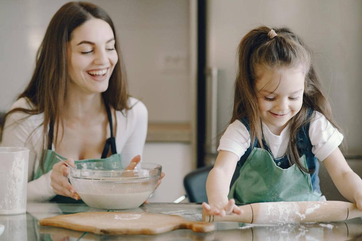 ibu dan anak yang sedang membuat kue