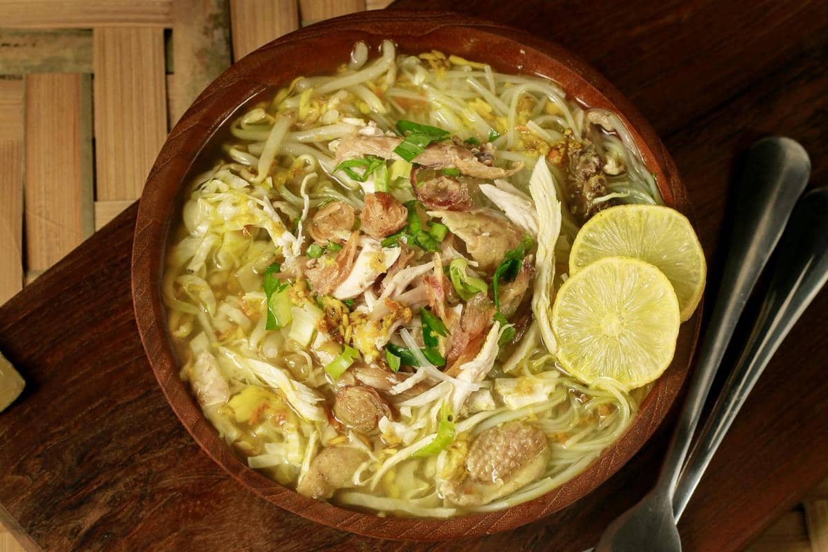 Ilustrasi warung soto sederhana dekat stasiun kereta.