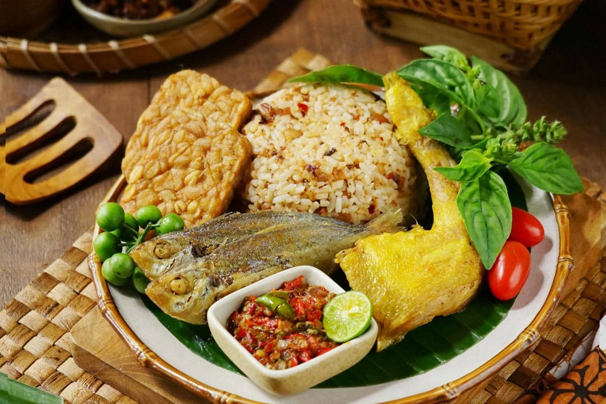 Ilustrasi sambal cobek dan lalapan khas warung makan jawa.