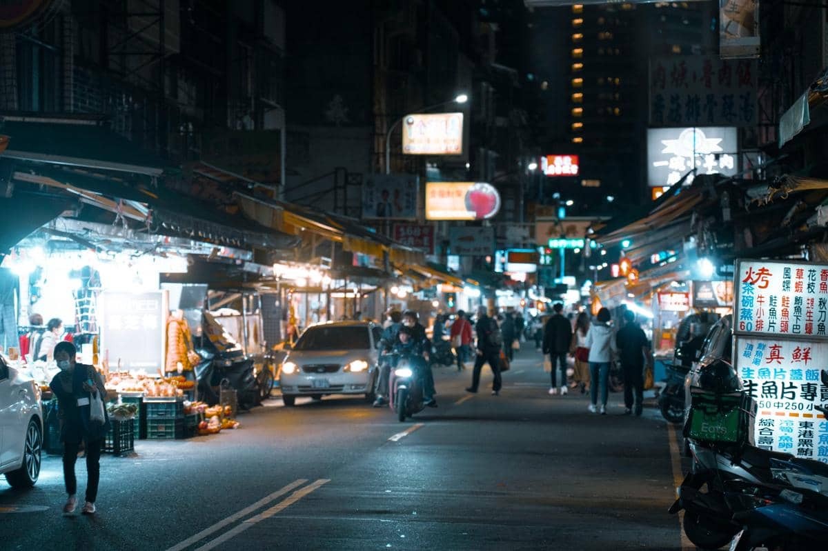Ilustrasi suasana malam dan wisata kuliner di alun-alun kota batu.
