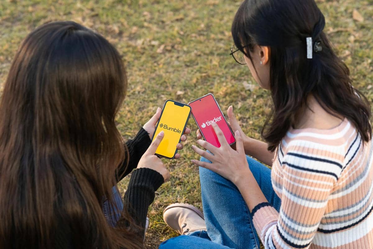 ilustrasi perempuan main dating apps