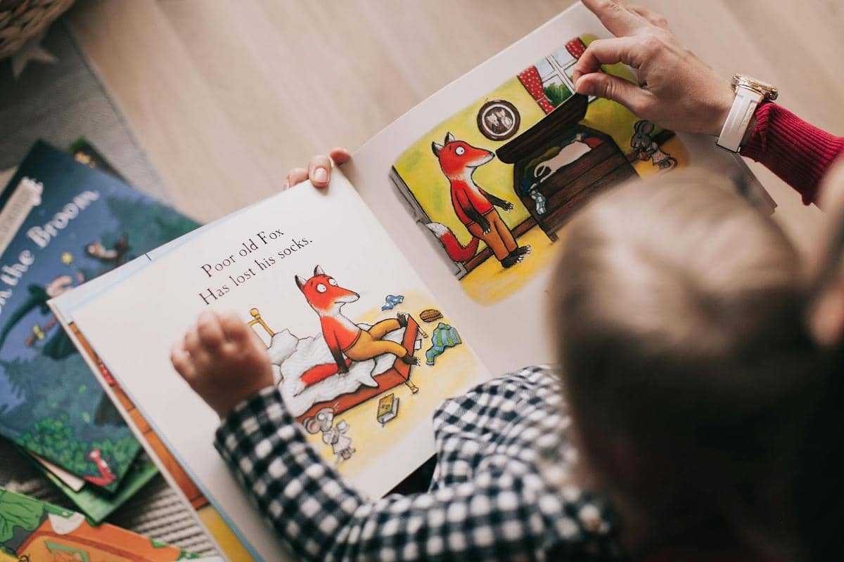 membacakan buku cerita untuk anak 