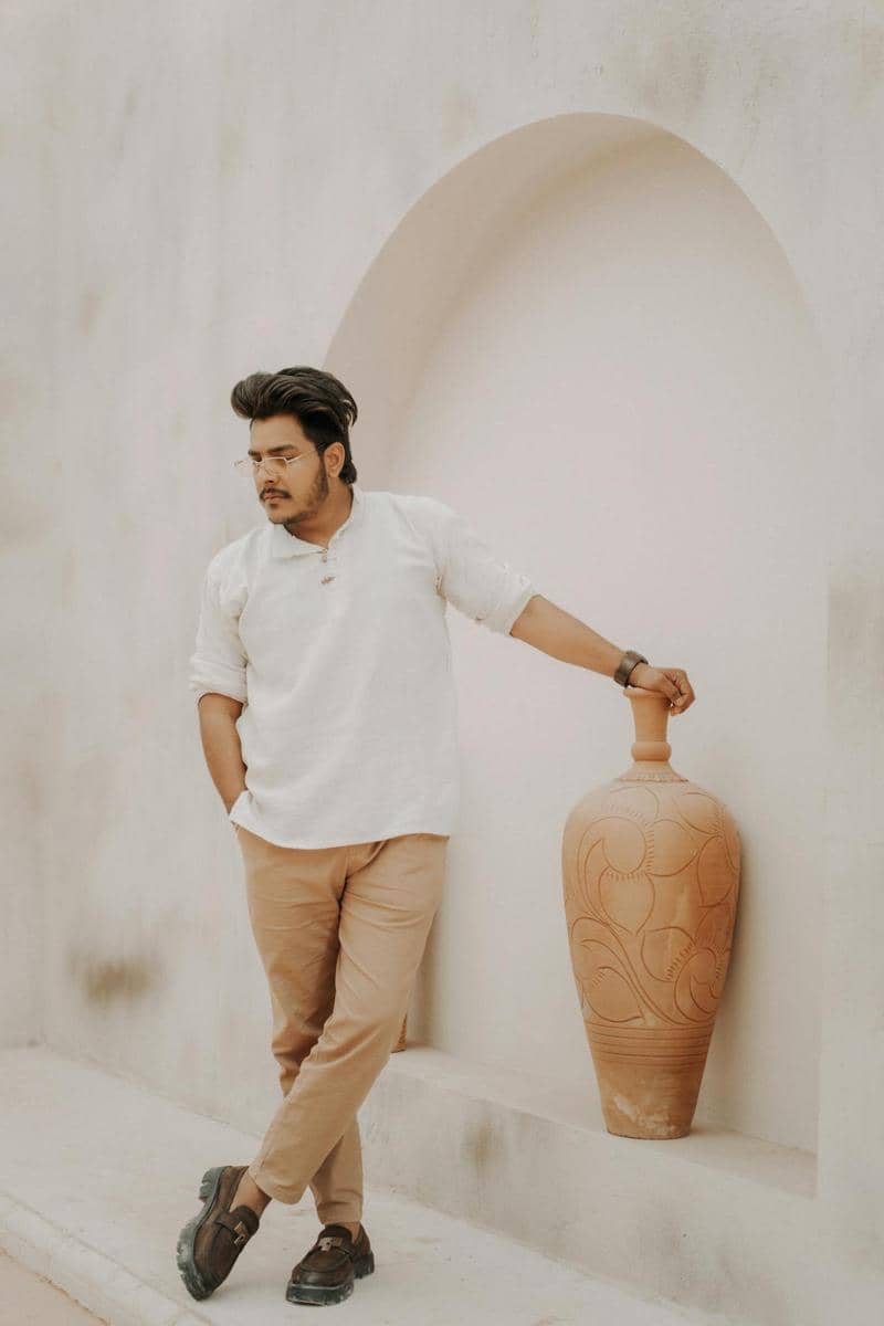 ilustrasi chino pants (pexels.com/Manish Jangid)