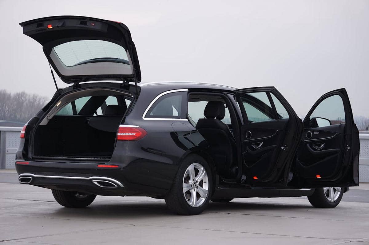 ilustrasi mobil wagon