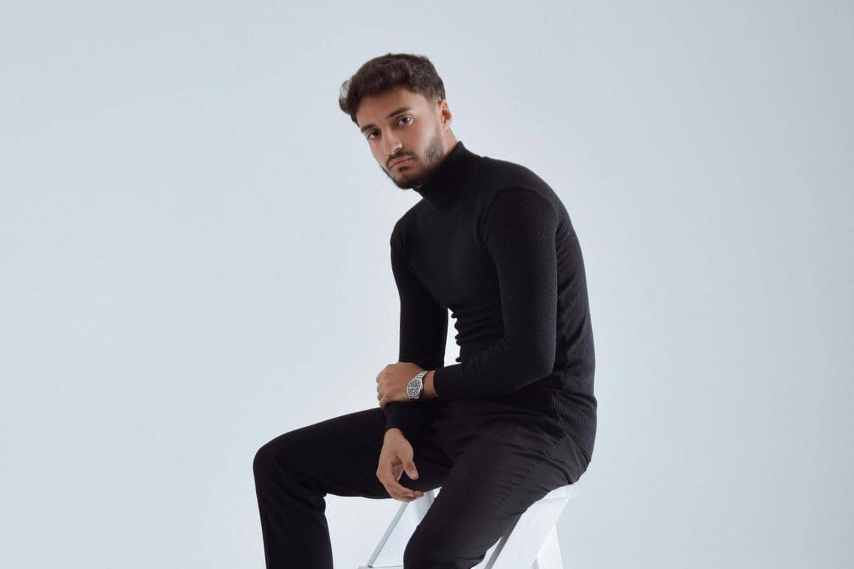 ilustrasi pria memakai turtleneck