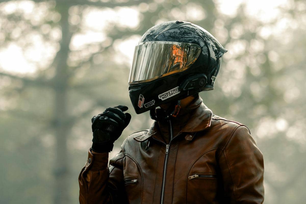Kaca Helm Berembun Saat Hujan? Jangan Langsung Dibuka