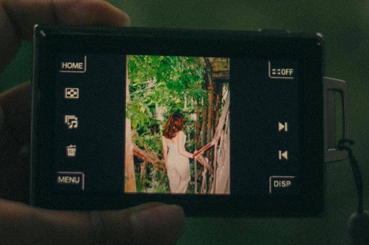ilustrasi foto kamera saku jadul terkesan nostalgia
